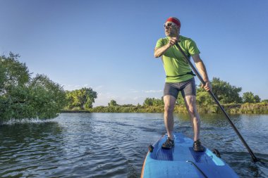 paddleboard üzerinde üst düzey erkek paddler