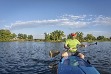 paddleboard üzerinde üst düzey erkek paddler