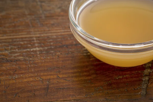 Cuka sari apel mentah yang tidak disaring — Stok Foto