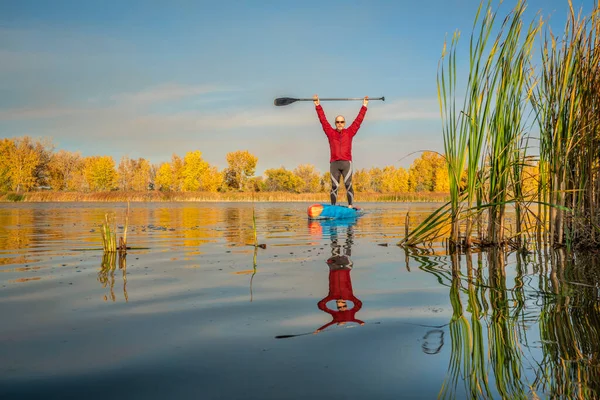 幸せな老人は穏やかな湖の上に立つパドラーコロラド北部の秋の景色 — ストック写真