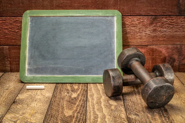 Blanco Schoolbord Tegen Verweerd Rustiek Schuurhout Met Een Paar Halters — Stockfoto