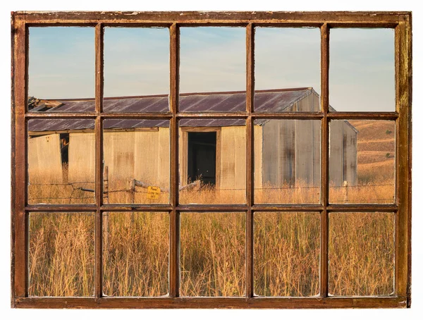 ネブラスカの古い金属納屋ヴィンテージのサッシ窓から見たサンドヒルズ — ストック写真