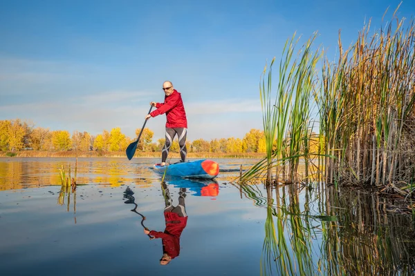 Senior Mâle Debout Pagayeur Sur Lac Calme Paysages Automne Dans — Photo