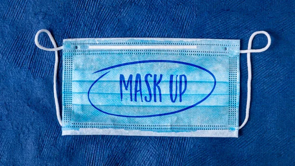 Mask Teks Pada Masker Sekali Pakai Terhadap Kertas Bertekstur Biru — Stok Foto