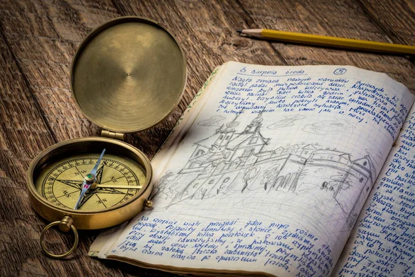 手書きと鉛筆のスケッチ プロパティリリース添付 と古い真鍮コンパスとヴィンテージ旅行ジャーナル — ストック写真