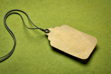 Kağıt parçalarına karşı sicimle boş kağıt fiyat etiketi, alışveriş konsepti