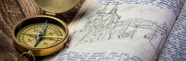 手書きと鉛筆のスケッチ プロパティリリース添付 旅行の概念とヴィンテージ真鍮コンパスと古い旅行ジャーナル — ストック写真