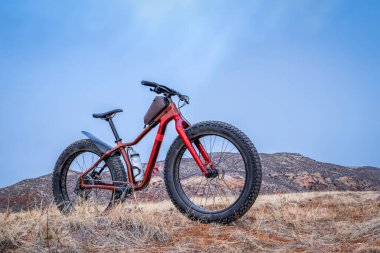 Colorado eteklerinde dağ bisikleti sonbahar manzarasında - Fort Collins 'in kuzeyindeki Kızıl Dağ Açık Alanı