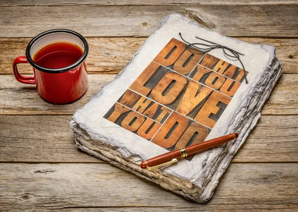 Gör Vad Älskar Älskar Det Gör Motivationsord Abstrakt Träslag Bokstäver — Stockfoto