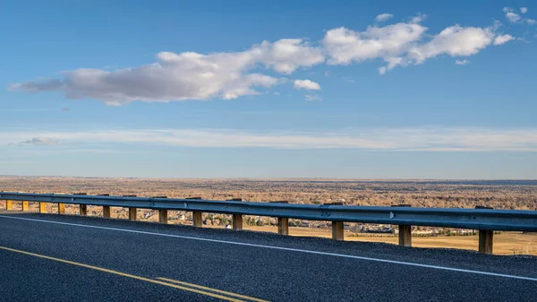 Snelweg Bij Colorado Uitlopers Met Uitzicht Vlakten Stad Fort Collins — Stockfoto