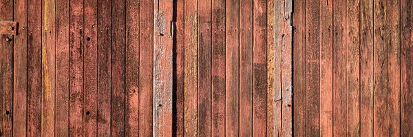 納屋の壁の素朴な木製の背景 風化した松の木の板結び目 穴や釘 パノラマのWebバナー — ストック写真