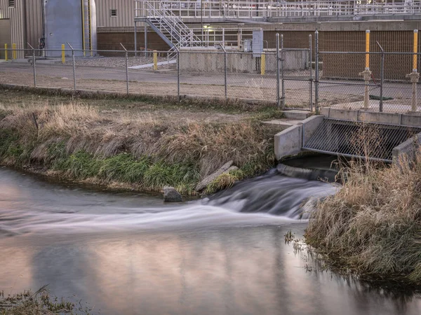 Aufbereitetes Und Gereinigtes Abwasser Das Aus Einer Wasseraufbereitungsanlage Einen Fluss — Stockfoto