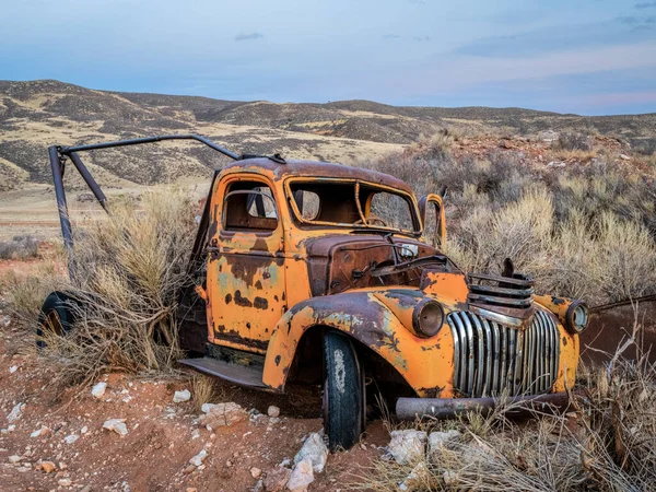 Old Rusty Towing Truck Colorado Foothills Overgrown Bushes Fall Scenery — Stock Photo, Image