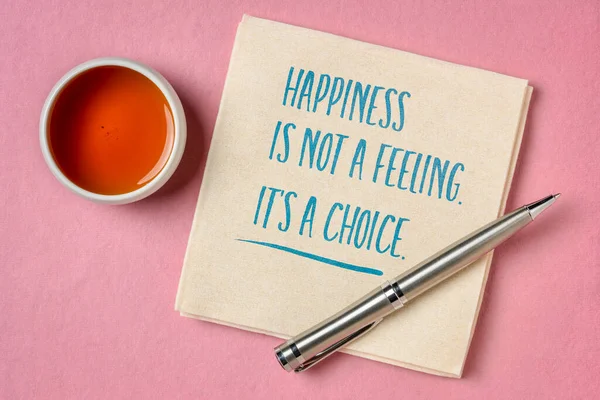 幸福不是一种感觉 这是一个选择 有灵感的笔迹写在餐巾纸和一杯咖啡上 积极的心态 成功和个人发展概念 — 图库照片