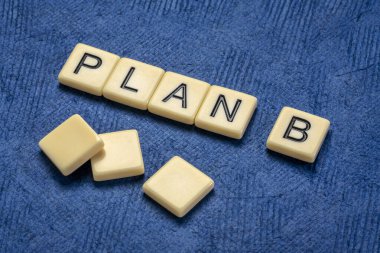 Fildişi harf karolarında B planı el yapımı kağıt, revizyon ve iş veya kişisel planlar ve hedefler kavramına karşı