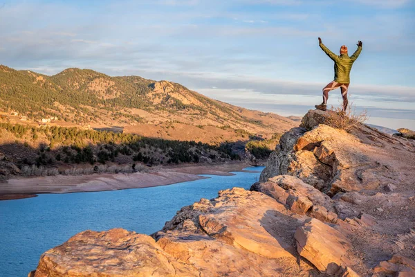 Heureux Randonneur Masculin Sur Une Falaise Surplombant Réservoir Horsetooth Destination — Photo