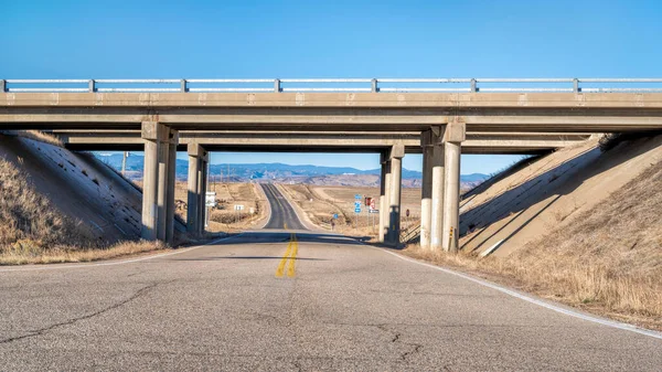 科罗拉多州北部与落基山脉前缘的高速公路交叉口 秋天的风景 — 图库照片