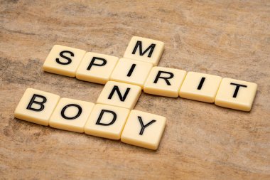 Ruh, zihin ve vücut bulmacası fildişi harflerle el yapımı kağıt, bütünsel sağlık ve yaşam tarzı kavramına karşı.