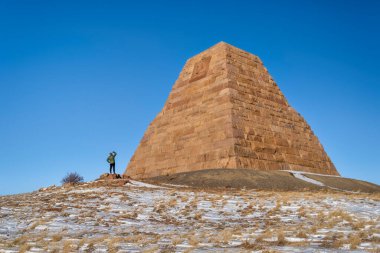 Sherman, WY, ABD - 3 Aralık 2020: Ames Anıtı, kıtalararası demiryolunun en yüksek noktasındaki büyük bir piramit 1860 yılında tamamlandı. Oliver ve Oakes Ames kardeşlere ithaf edilmiştir..