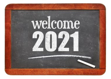 Hoşgeldiniz 2021 - Beyaz üzerine izole edilmiş eski bir tahta üzerine yeni yıl konsepti