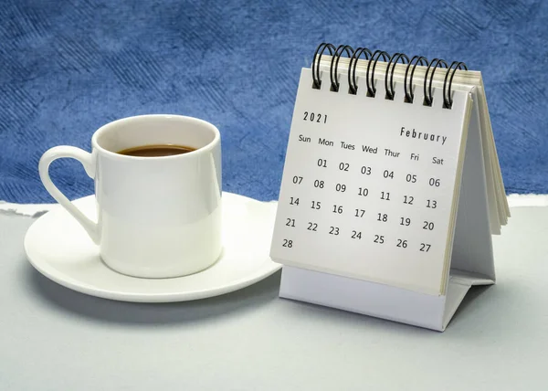 Februari 2021 Spiraalvormige Desktop Kalender Tegen Handgeschept Papier Met Een — Stockfoto