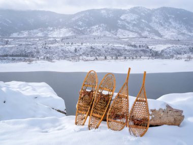 Kuzey Colorado 'da Horsetooth Reservoir' ın kış manzarası klasik kar ayakkabılarıyla