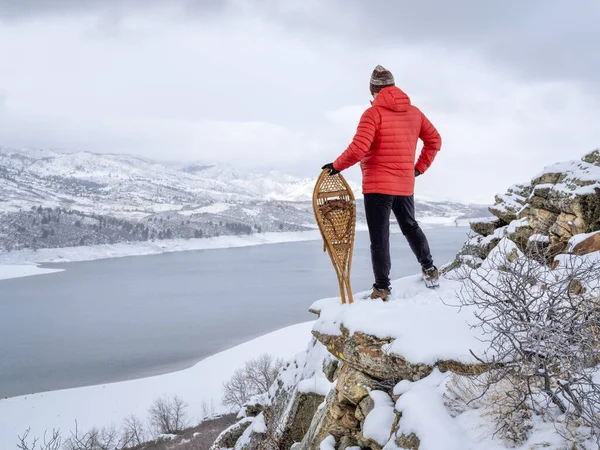 Άνθρωπος Κλασικό Huron Snowshoes Έχει Θέα Μια Λίμνη Στο Βουνό — Φωτογραφία Αρχείου