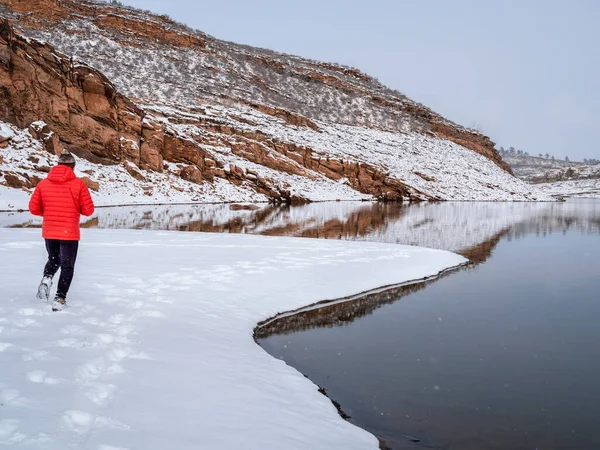 Hombre Calurosamente Vestido Está Corriendo Paisaje Invierno Una Orilla Del — Foto de Stock