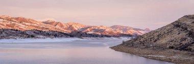 Rocky Dağları eteklerindeki dağ gölünün kış manzarası gün doğumu ışığında, Horsetooth Reservoir - Kuzey Colorado 'da popüler bir eğlence alanı.