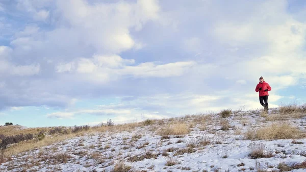 シニアマンはロッキー山脈の麓でジョギングしています 冬の景色でコロラド州北部のHorsetooth貯水池エリア — ストック写真