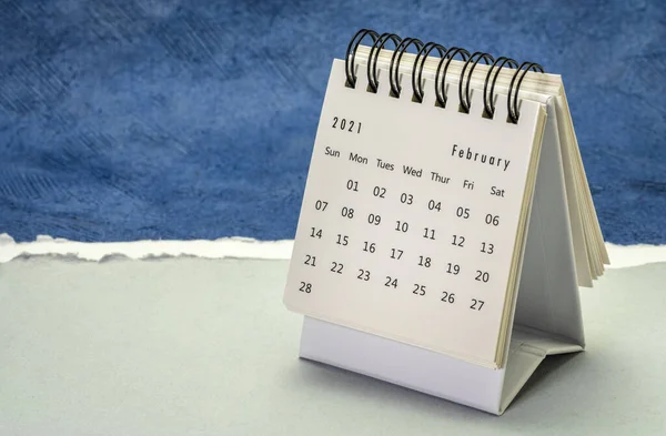 Februar 2021 Kleiner Spiralförmiger Desktop Kalender Gegen Büttenpapier Jahreszeit Zeit — Stockfoto