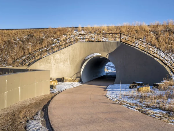 Trilha Bicicleta Túnel Sob Ferrovia Queda Cenário Inverno Parte Extenso — Fotografia de Stock