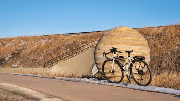Туризм Велосипед Припаркован Кикстенде Осень Зима Декорации Форт Коллинз Колорадо — стоковое фото