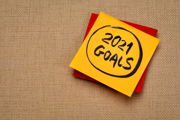 2021年目标提醒 粘贴字条上的笔迹 新年决心和目标设定概念 — 图库照片