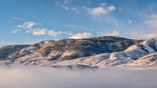ロッキー山脈の麓にある山の湖の上の朝の霧 コロラド州北部のHorsetooth貯水池 新鮮な雪と冬の景色 — ストック写真