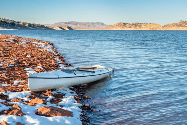 Decked Expedice Kánoe Skalnatém Břehu Horského Jezera Horsetooth Přehrada Severním — Stock fotografie