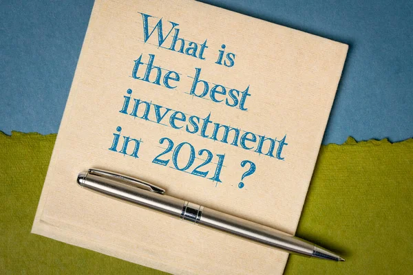 2021年的最佳投资是什么 餐巾上的问题股票市场和财务规划概念 — 图库照片
