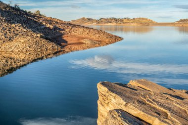 Öğleden sonra vakti Rocky Dağları eteklerindeki dağ gölünün sonbahar ya da kış manzarası, Horsetooth Reservoir - Kuzey Colorado 'da popüler bir eğlence alanı.