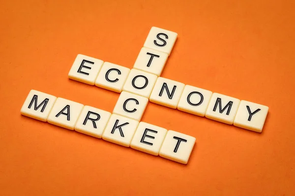 Aandelenmarkt Economie Kruiswoordraadsel Ivoor Brieventegels Tegen Getextureerd Handgeschept Papier Business — Stockfoto