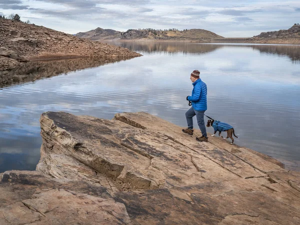 Senior Male Hiker Waling Pitbull Dog Shore Mountain Lake Foothills — Stock Photo, Image