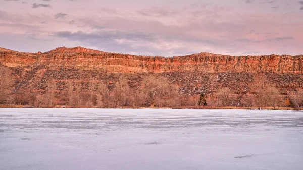 Crépuscule Calme Sur Lac Gelé Une Falaise Grès Aux Contreforts — Photo