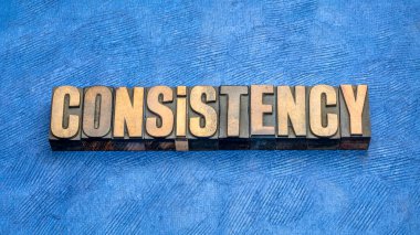 Tutarlılık sözcüğü el yapımı kağıda karşı klasik harf basımı ahşap tipi ile soyut