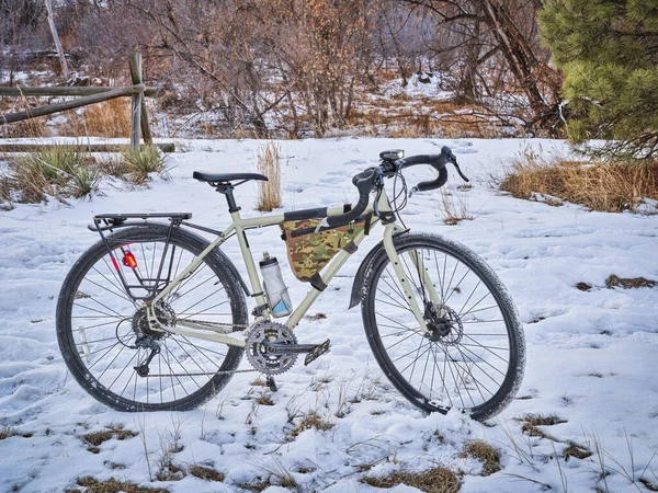 Tourenrad Der Abenddämmerung Spätherbst Oder Winter Auf Einem Radweg Fort — Stockfoto