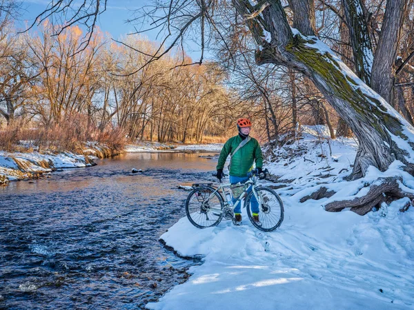 Senior Manliga Cyklist Med Touring Cykel Stranden Floden Poudre Vinter — Stockfoto