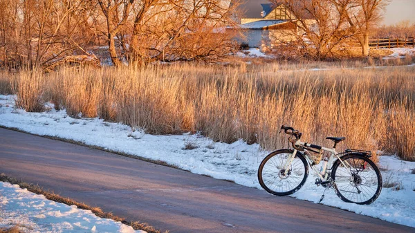 Passeio Bicicleta Final Outono Cenário Inverno Luz Pôr Sol Uma — Fotografia de Stock