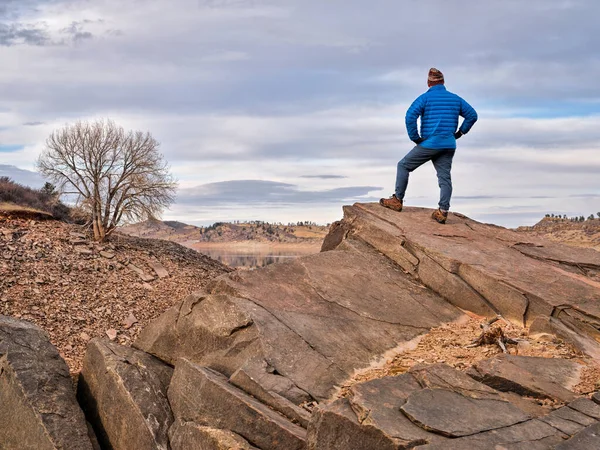 Male Hiker Rocky Cliff Foothills Rocky Mountains Horsetooth Reservoir Area — Stock Photo, Image