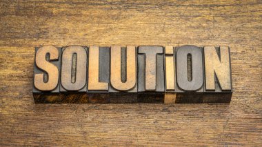 Çözüm sözcüğü, eskimiş ahşap arka plan, bilim, iş ve eğitim kavramına karşı klasik harf baskı ahşap tip soyut