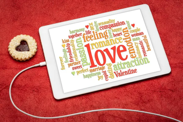 Amore Romanticismo Parola Nuvola Tablet Digitale Con Cookie Cuore Concetto — Foto Stock