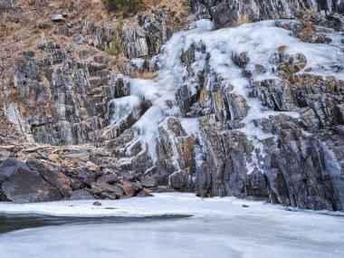 Fort Collins, Colorado 'nun yukarısındaki Little Narrow' daki Poudre Nehri kışın nehir kanyonundaki buzlu uçurum.