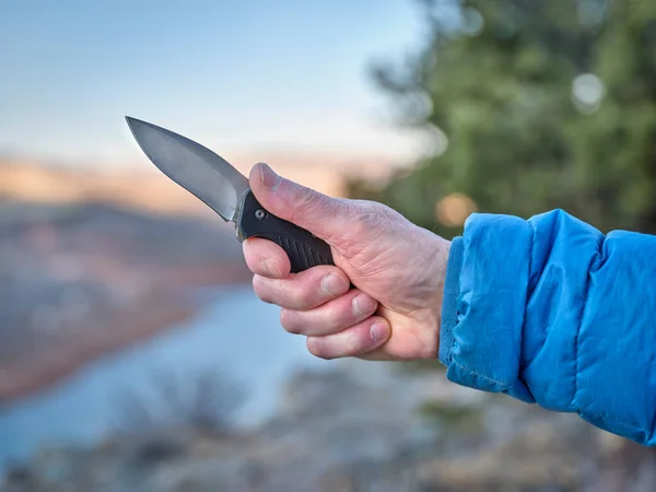 Hand Mit Offenem Taschenmesser Gegen Berglandschaft — Stockfoto